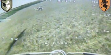 OSINT: Ουκρανικό FPV drone προσπαθεί να αναχαιτίσει ρωσικό ελικόπτερο Mi-8 στην Ουκρανία